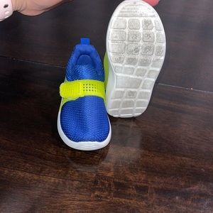 Toddler boys size 6 Velcro shoes